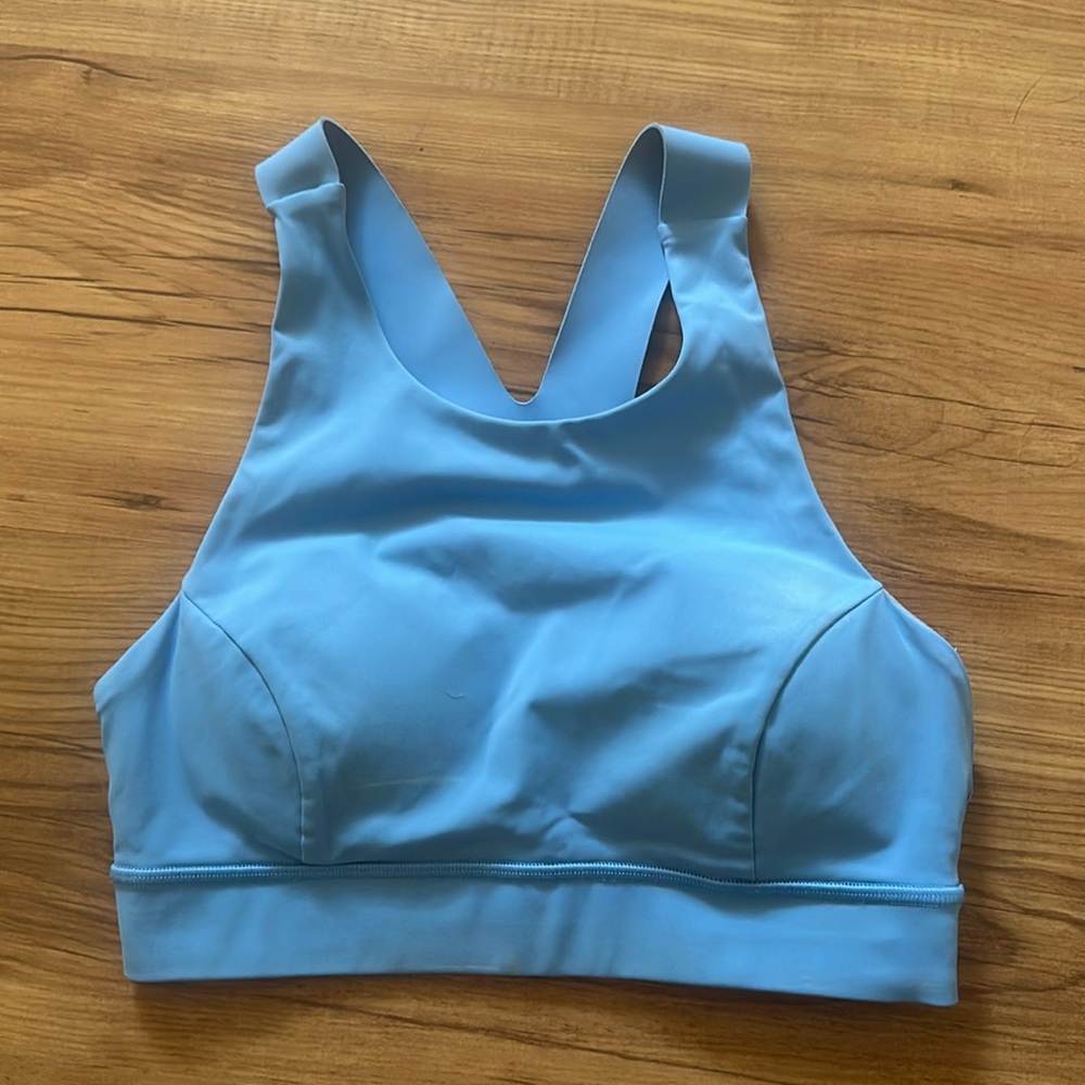Lululemon sports bra. Size 6. Pads included
